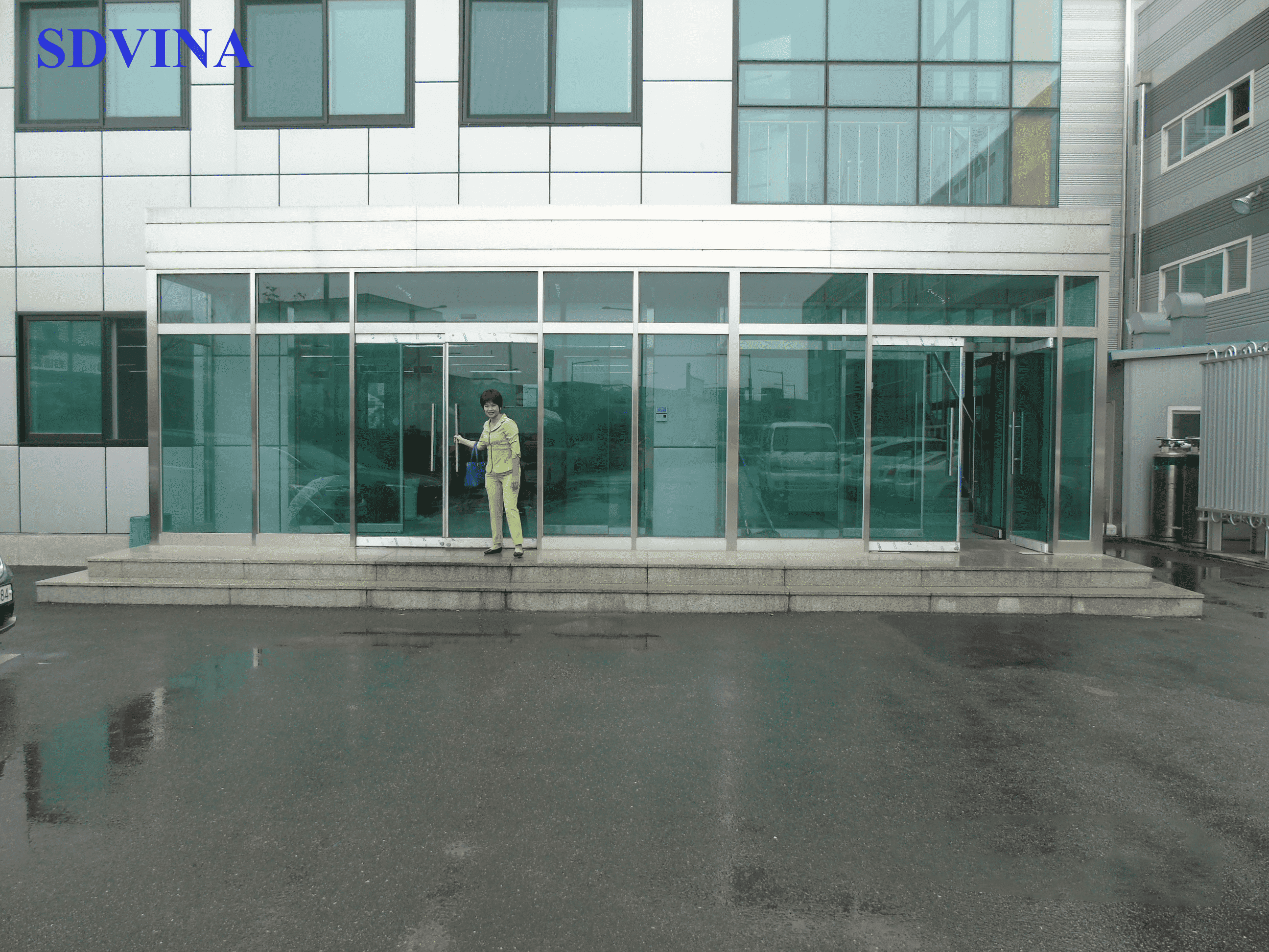 Cửa thủy lực càng cua inox xước