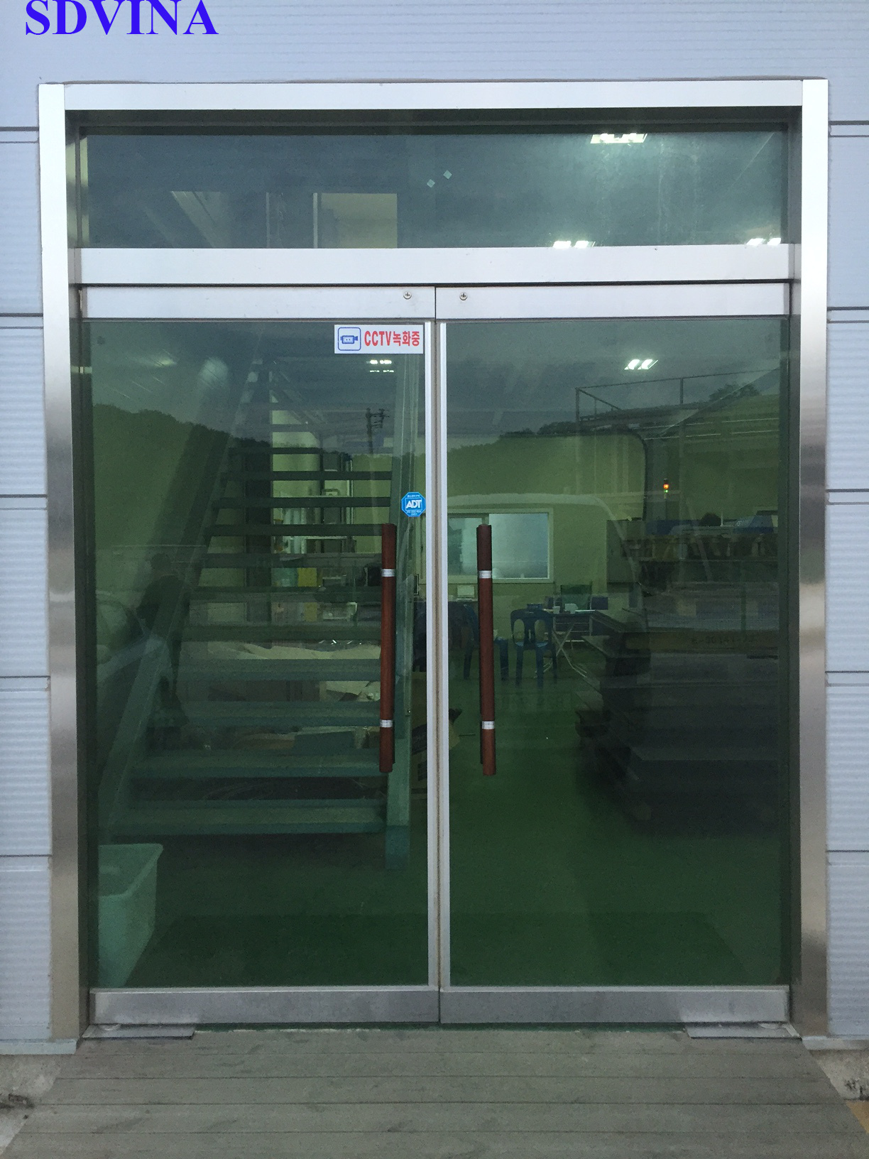 Cửa thủy lực càng cua inox xước