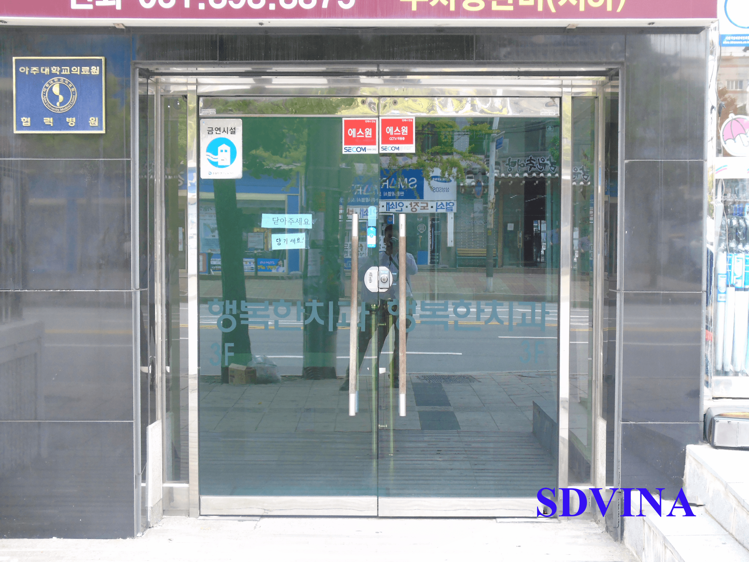 Cửa thủy lực càng cua inox bóng