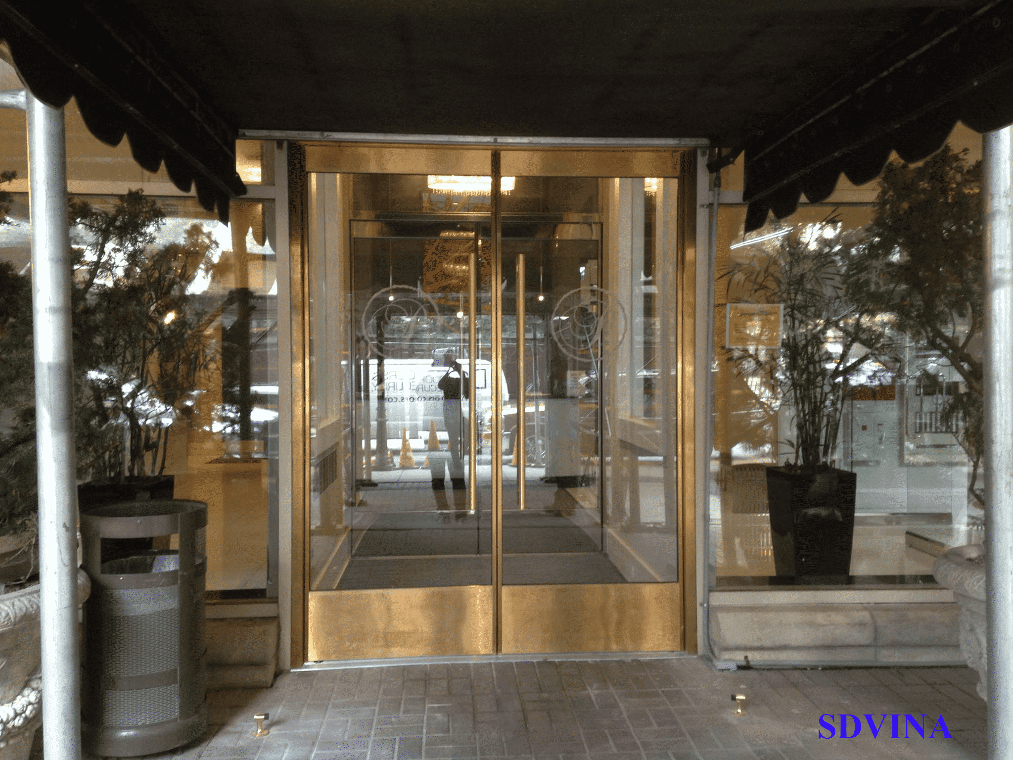 Cửa inox vàng xước